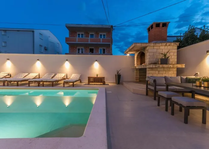 Apartment Jakov With A Pool